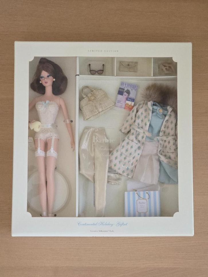 Continental Holiday Barbie Giftset – Silkstone #55497 (NRFB), Verzamelen, Poppen, Nieuw, Fashion Doll, Ophalen of Verzenden