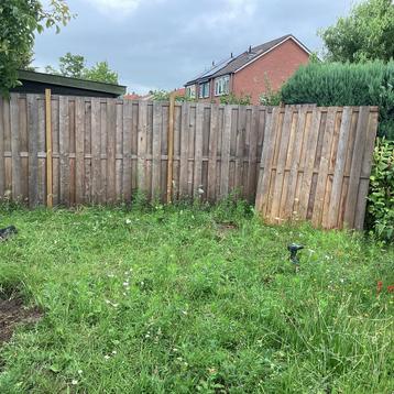 Houten schutting met poort beschikbaar voor biedingen