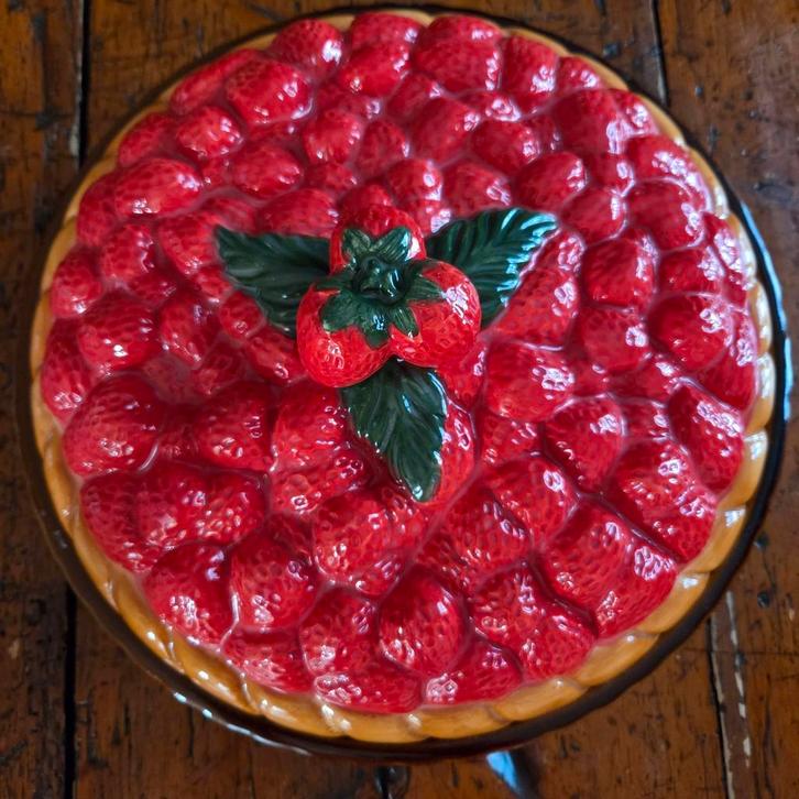 Aardewerk taartschaal met deksel, aardbei, Antiek en Kunst, Antiek | Schalen, Ophalen of Verzenden