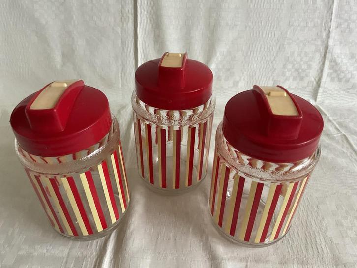 Drie glazen vintage retro potten jaren 70 rood creme, Huis en Inrichting, Keuken | Servies, Gebruikt, Glas of Glazen, Overige stijlen