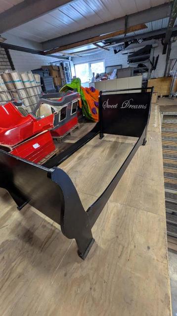 Houten bed beschikbaar voor biedingen