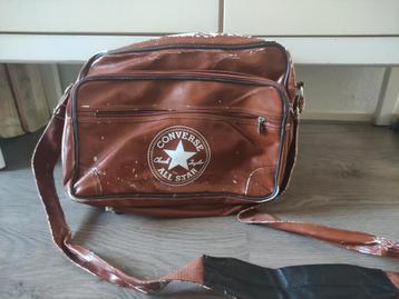 Convers school tas. Oud en veel stukken kapot leer beschikbaar voor biedingen