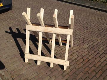 rechtop hout doorzagen met kettingzaag en robuste zaagbok beschikbaar voor biedingen
