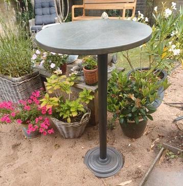 Metalen bartafel leuk in veranda of bij feestje. beschikbaar voor biedingen