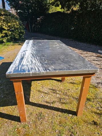 Robuuste werkbank met metalen blad  beschikbaar voor biedingen