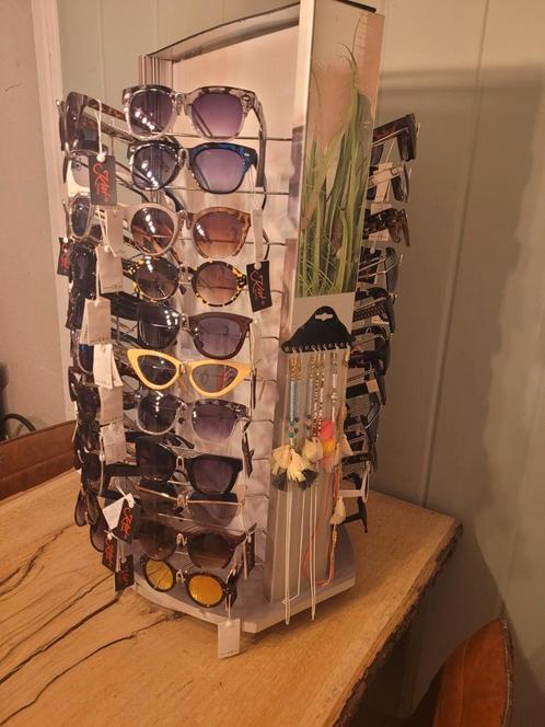 Zonnebrillen rek met partij Zonnebrillen 100 stuks, Sieraden, Tassen en Uiterlijk, Zonnebrillen en Brillen | Dames, Nieuw, Zonnebril