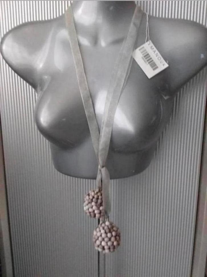 Manouk - ketting met schelpenbollen, Sieraden, Tassen en Uiterlijk, Kettingen, Nieuw, Steen of Mineraal, Grijs, Met hanger, Verstelbaar