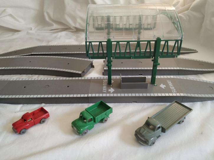 DUBLO Dinky Toys 3 xAUSTIN&MORRIS&BEDFORD=64/65/66 & STATION, Hobby en Vrije tijd, Modelauto's | 1:43, Zo goed als nieuw, Auto