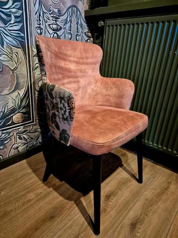 Stoelen met bloem en bladmotief beschikbaar voor biedingen