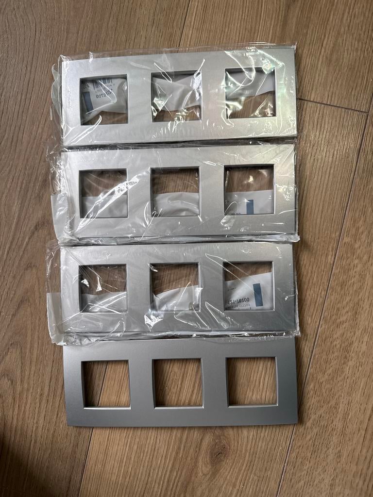 5 x Niko schakelaar frames - Grijs - Nieuw, Doe-het-zelf en Verbouw, Ophalen of Verzenden, Nieuw, Schakelaar