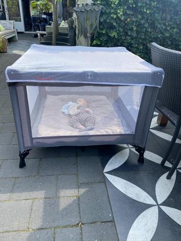opvouwbare box met klamboe, matras en hoeslaken beschikbaar voor biedingen