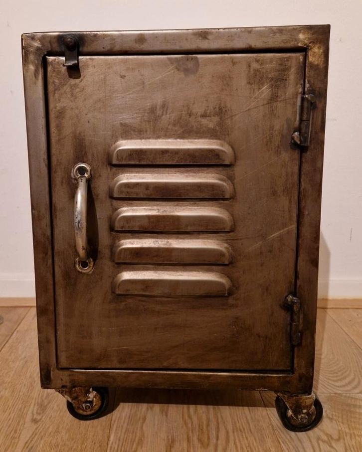 Industriële metalen nachtkastjes 4 stuks, Huis en Inrichting, Slaapkamer | Nachtkastjes, Gebruikt, Minder dan 55 cm, Minder dan 45 cm