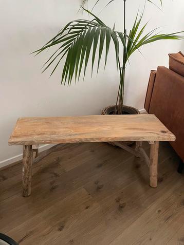 Houten bankje beschikbaar voor biedingen