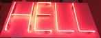 MANCAVE neon "HELL" op 132 x60 cm wit paneel, Huis en Inrichting, Ophalen, Zo goed als nieuw