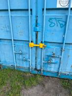 Zeecontainer met stellingen en licht, Ophalen