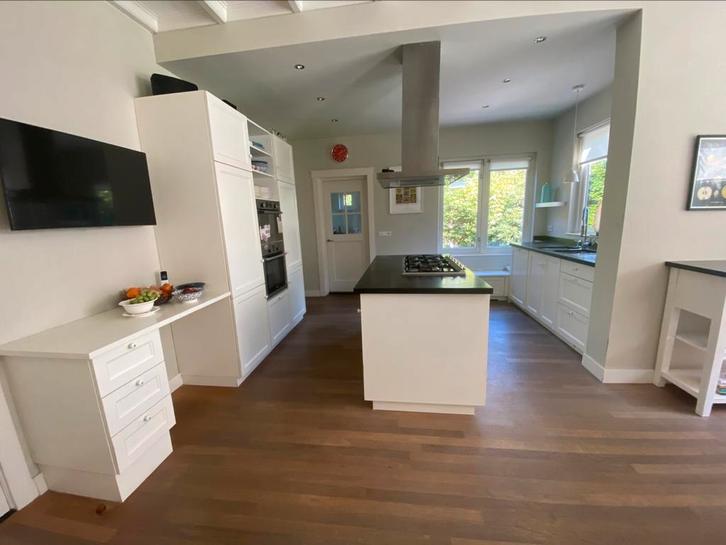 Witte keuken met kookeiland met granieten werkblad, Huis en Inrichting, Keuken | Complete keukens, Gebruikt, Overige typen, Wit