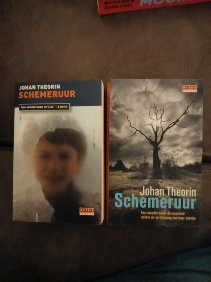Johan Theorin - Schemeruur (2x), Boeken, Thrillers, Gelezen, Nederland, Ophalen of Verzenden