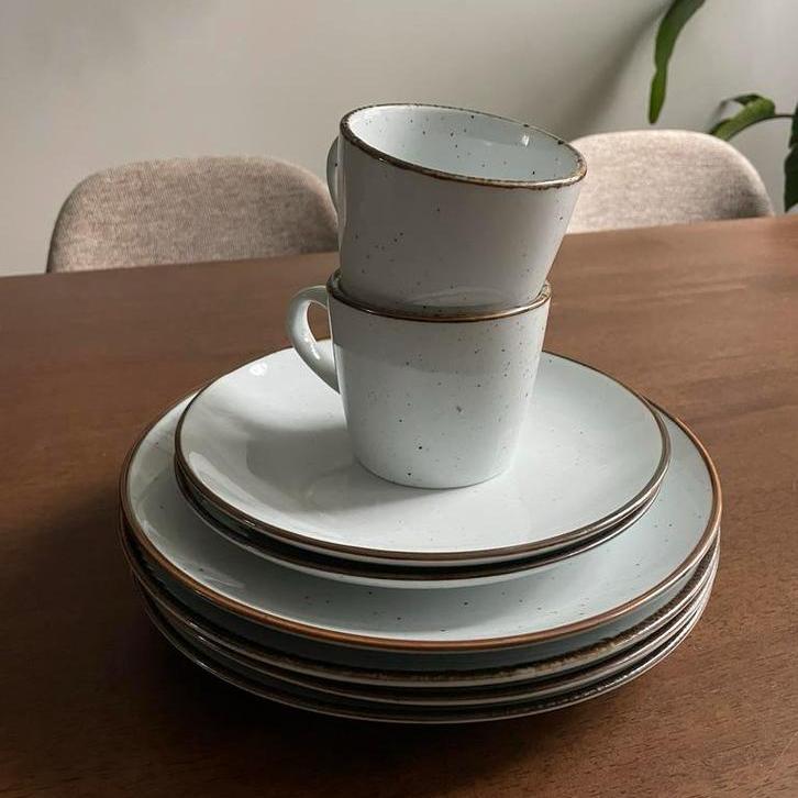 Serviesset: borden en mokken, Huis en Inrichting, Keuken | Servies, Zo goed als nieuw, Bord(en), Effen, Keramiek, Ophalen of Verzenden
