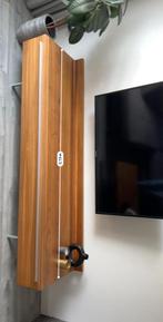 Modern tv-meubel in notenhoutlook met aluminium details, Ophalen of Verzenden, Zo goed als nieuw, Minder dan 150 cm, Minder dan 100 cm