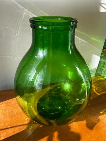 groene glazen bolle vaas beschikbaar voor biedingen