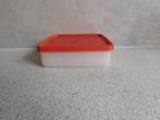 Tupperware Diepvries doos 13x14x3 cm. 300 ml. Rood, Huis en Inrichting, Keuken | Tupperware, Ophalen of Verzenden, Zo goed als nieuw