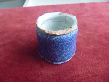 Zalfpotje. Bodemvondst.Blauw glazuur.  Rond 1775 beschikbaar voor biedingen
