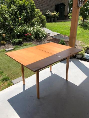Eettafel is te veranderen van formaat beschikbaar voor biedingen