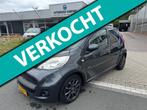 Peugeot 107 1.0-12V Sportium. AIRCO / DAKRAAM., Voorwielaandrijving, Euro 5, Gebruikt, Zwart