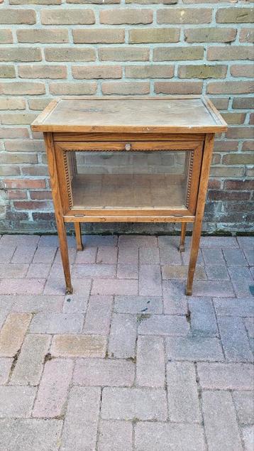 Antieke Theekast met Glazen Deur beschikbaar voor biedingen