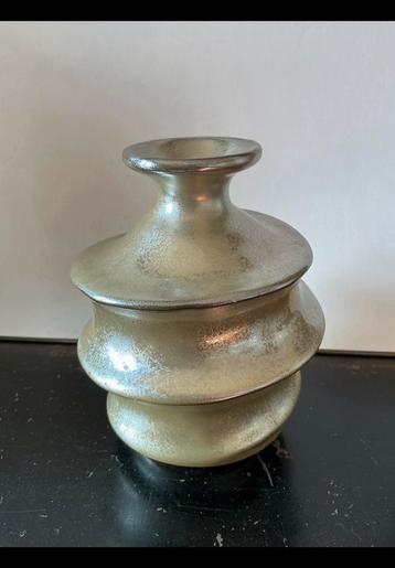 Klein licht groen stenen vaasje van PTMD met parelmoer glans beschikbaar voor biedingen