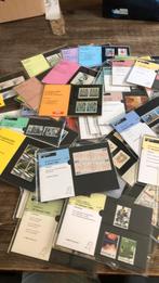 Een 90 tal mapjes met postzegels., Ophalen of Verzenden, Nederland