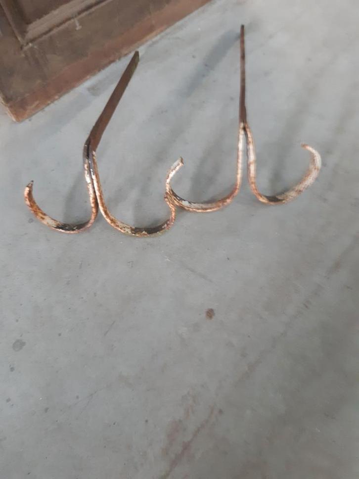 Twee antieke gesmede, 18e eeuwse muurankers met verfresten, Dieren en Toebehoren, Paarden en Pony's | Overige Paardenspullen, Overige soorten