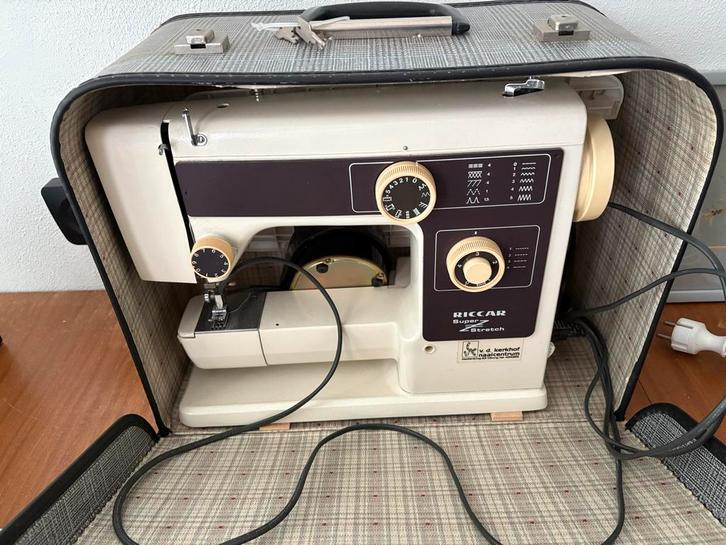 Riccar Super Stretch Naaimachine - Modellen 404 & 505, Hobby en Vrije tijd, Naaimachines en Toebehoren, Gebruikt, Naaimachine