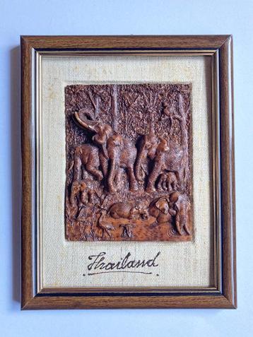 Souvenir Thailand, relief olifanten in lijst 23,3 x 18,1 cm beschikbaar voor biedingen