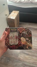 Paldean fates charizard tin, Hobby en Vrije tijd, Verzamelkaartspellen | Pokémon, Ophalen of Verzenden, Zo goed als nieuw