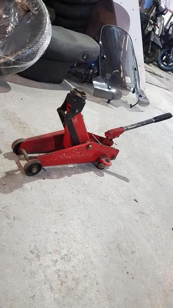 Goed werkende krik beschikbaar voor biedingen