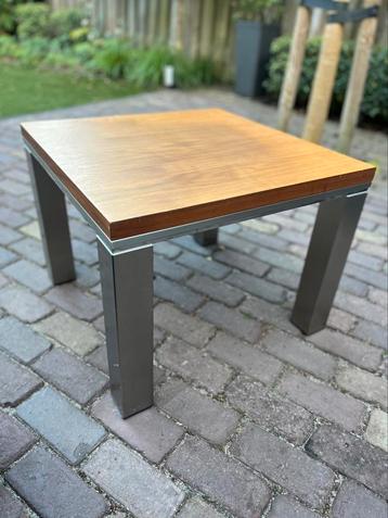 Salon of bijzettafel notenhout beschikbaar voor biedingen