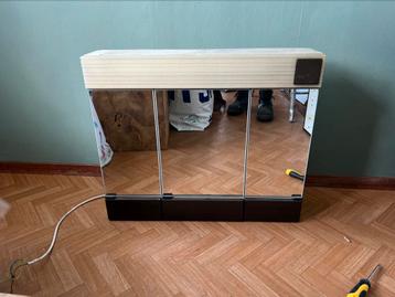 Badkamer Kast met spiegels laadjes en verlichting beschikbaar voor biedingen