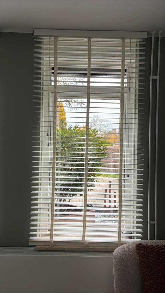 Raambekleding jaloezieën brede horizontale lamellen wit hout, Huis en Inrichting, Stoffering | Gordijnen en Lamellen, Zo goed als nieuw