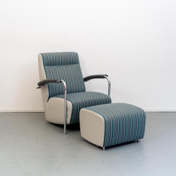 Leolux Scylla blauw/wit gestreept hoge rug + hocker, Huis en Inrichting, Fauteuils, Zo goed als nieuw, Ophalen of Verzenden