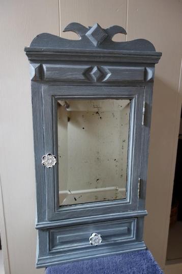 Prachtig Frans hang/wandkastje uit de jaren 40/50 beschikbaar voor biedingen