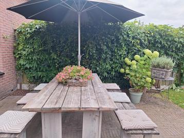 Tafel met 2 bankjes inclusief kussentjes van zusss beschikbaar voor biedingen