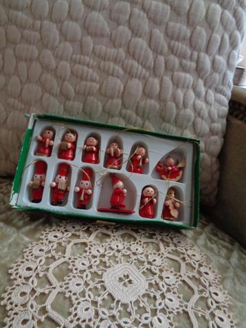 Vintage Rode Houten Kerst Hangers met Doosje  ** Mimosa ** beschikbaar voor biedingen