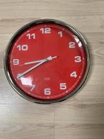 Klok rood, Huis en Inrichting, Woonaccessoires | Klokken, Ophalen of Verzenden, Zo goed als nieuw, Analoog, Wandklok