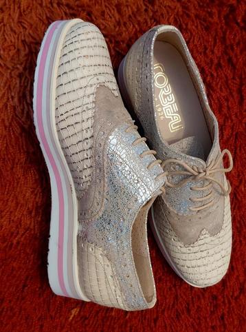 Corbeau mooie nette schoenen met veters beschikbaar voor biedingen