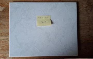 12 tegeltjes wit glans gemarmerd 20 x 25 cm. 5,00 beschikbaar voor biedingen