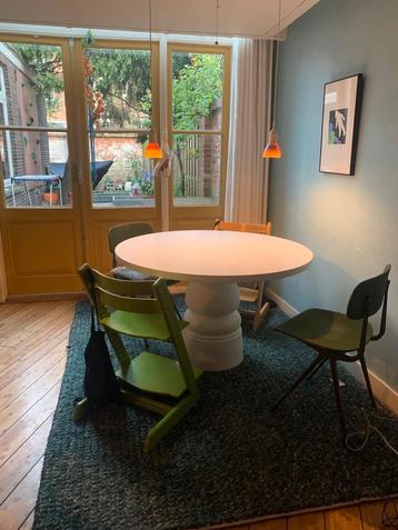 Moooie tafel beschikbaar voor biedingen