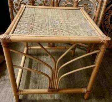 Vintage rotan manou bijzettafel beschikbaar voor biedingen