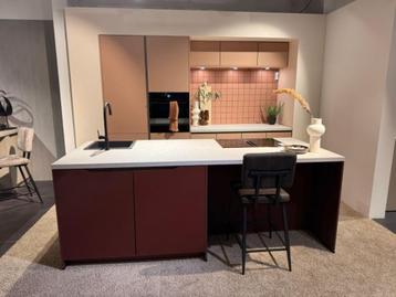 Showroomkeuken Sevilla Koraalrood / Empoli Roestrood € 4.990 beschikbaar voor biedingen