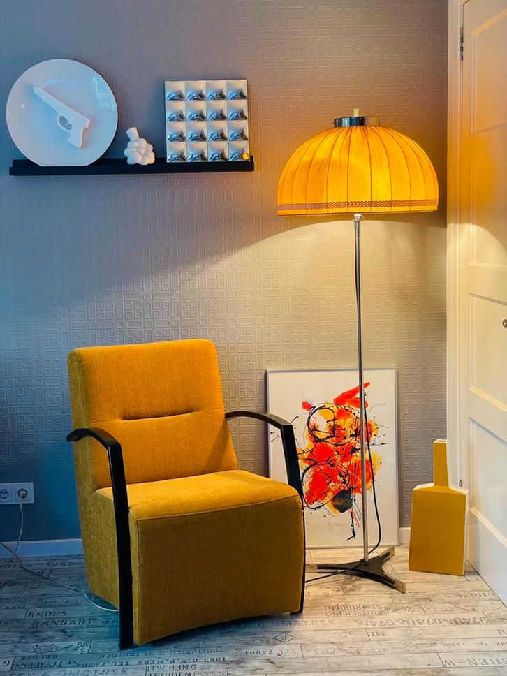 Grote 1970’s Staande Plissé Lamp op Driepoot, Huis en Inrichting, Lampen | Vloerlampen, Zo goed als nieuw, 150 tot 200 cm, Metaal